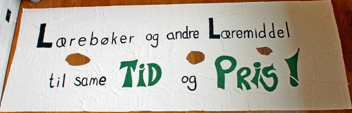 Banner frå arkivet til Norsk Målungdom. På banneret står teksten: "Lærebøker og andre læremiddel til same tid og pris!". Det er truleg at banneret har vore i bruk under ein aksjon for Norsk Målungdom.