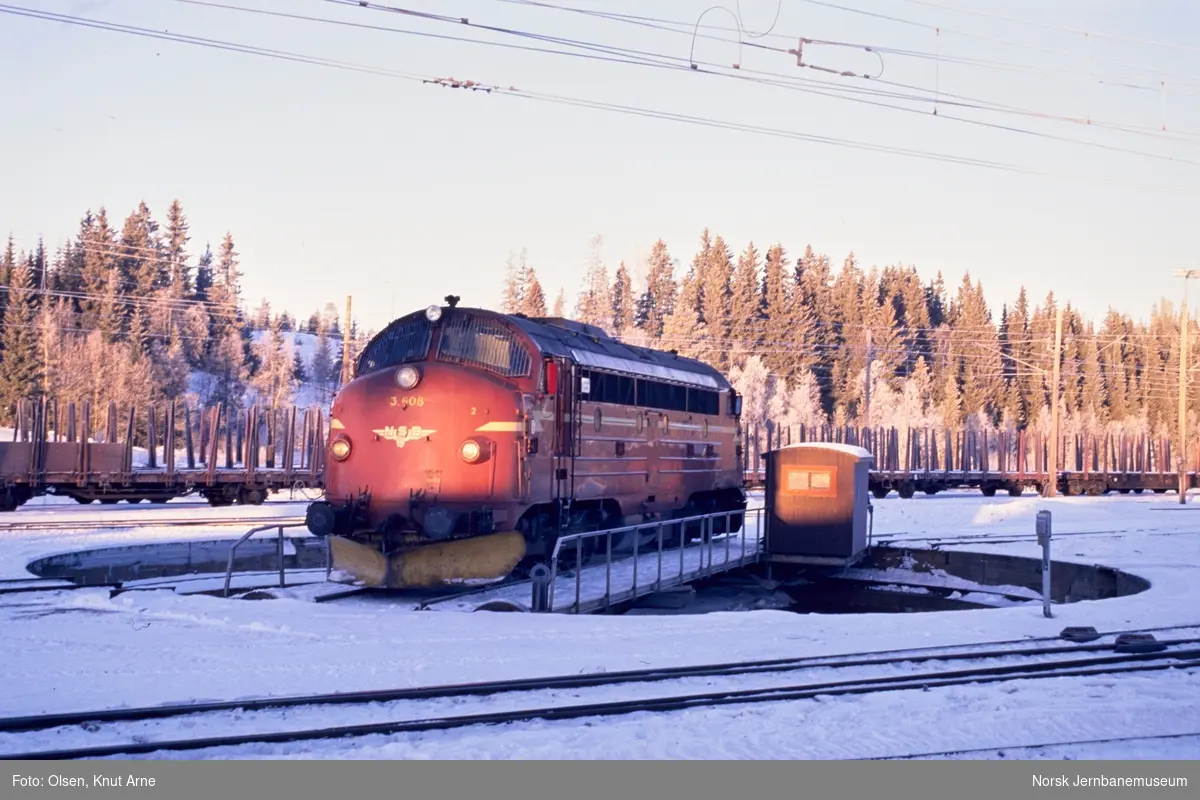 Diesellokomotiv Di 3 608 på svingskiven på Eina stasjon