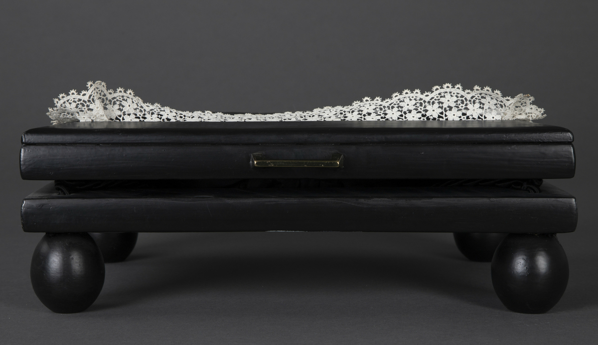 Mormors lille kommode [Skulptur]