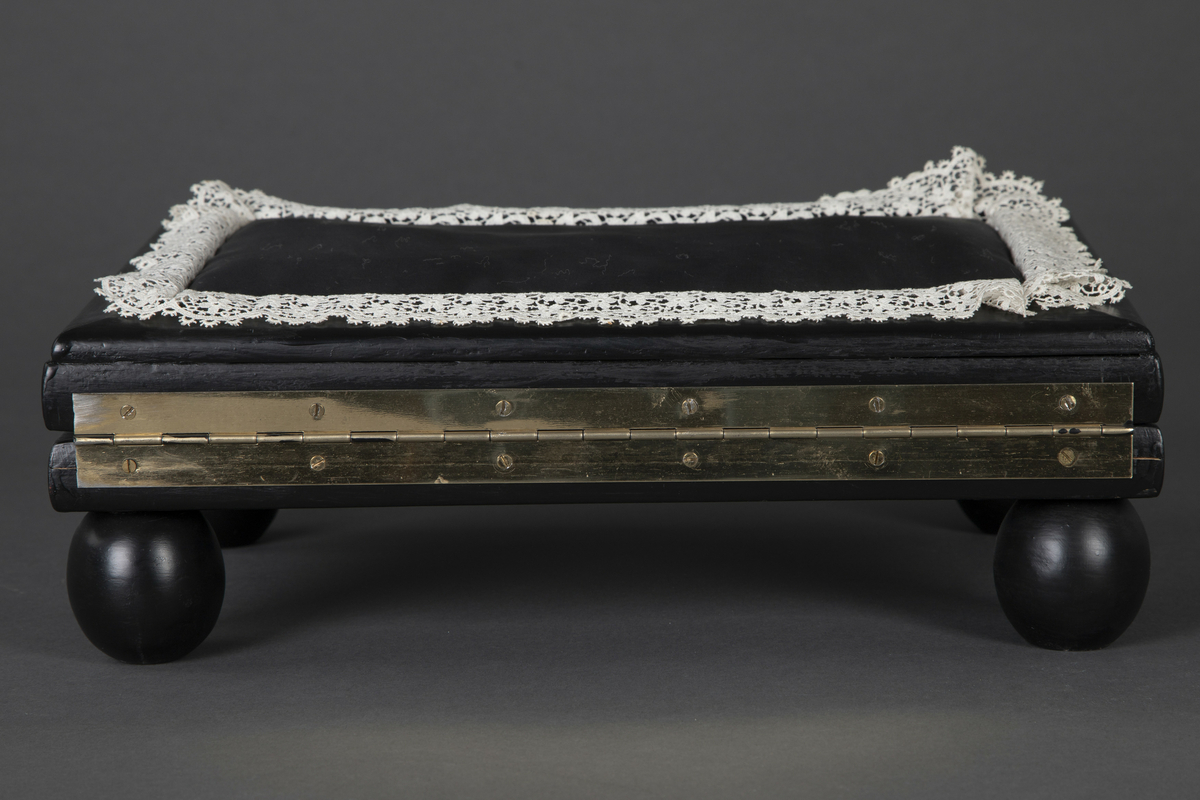 Mormors lille kommode [Skulptur]