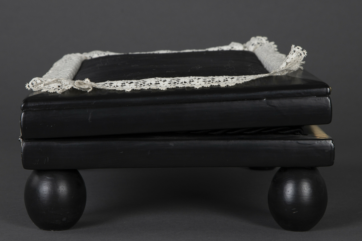 Mormors lille kommode [Skulptur]