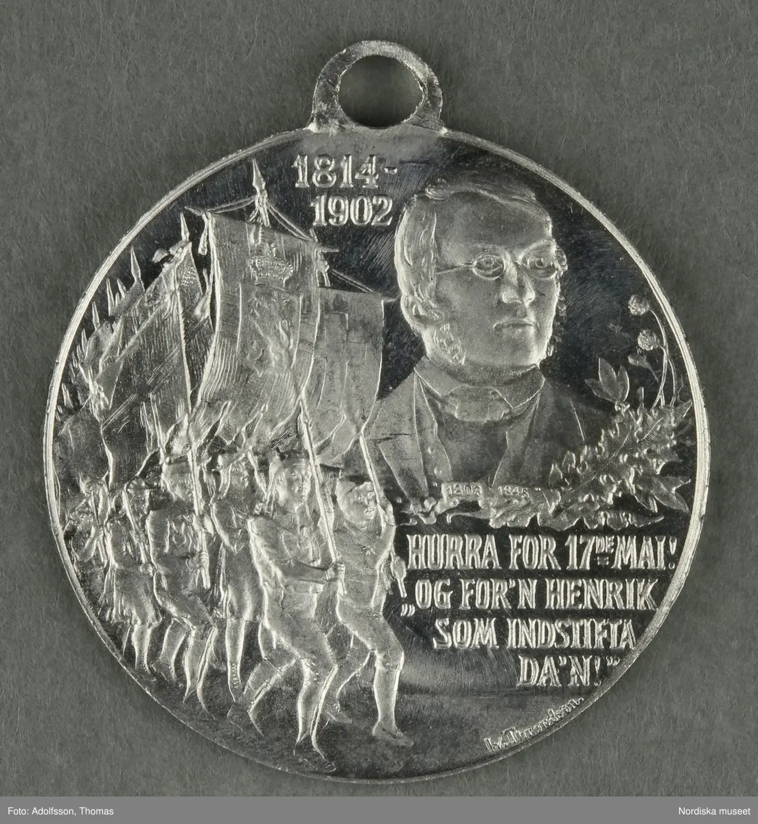 Huvudliggaren:
"a-y, Minnesmedaljer, norska, över den 17 maj; av aluminium (1 av vit metall) 24 st. från åren 1884-1907.
Gåva 28/5 1907. Läffler, Fritz, professor, Djursholm."
