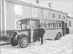 Stadsbuss parkerad utanför Fiskartorget nr 1, Västerås.