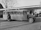 Buss parkerad vid bensinstationen Munkgatan nr 14, Västerås.