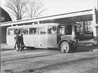 Buss parkerad vid bensinstationen på Munkgatan nr 14, Västerås.