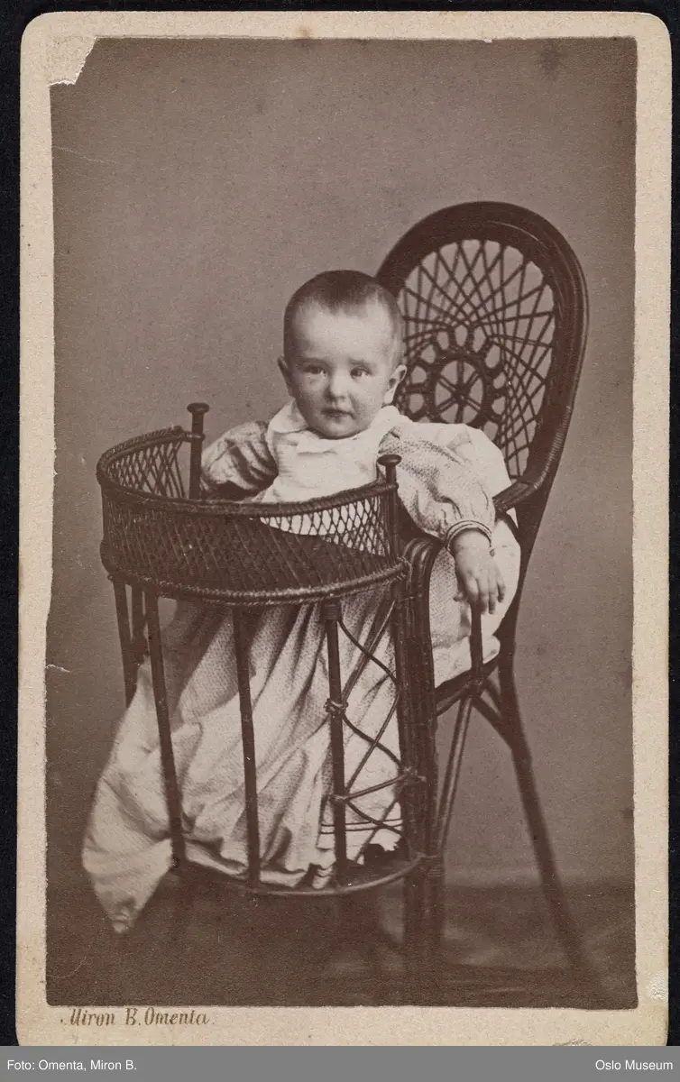 portrett, gutt, sittende helfigur, barnestol