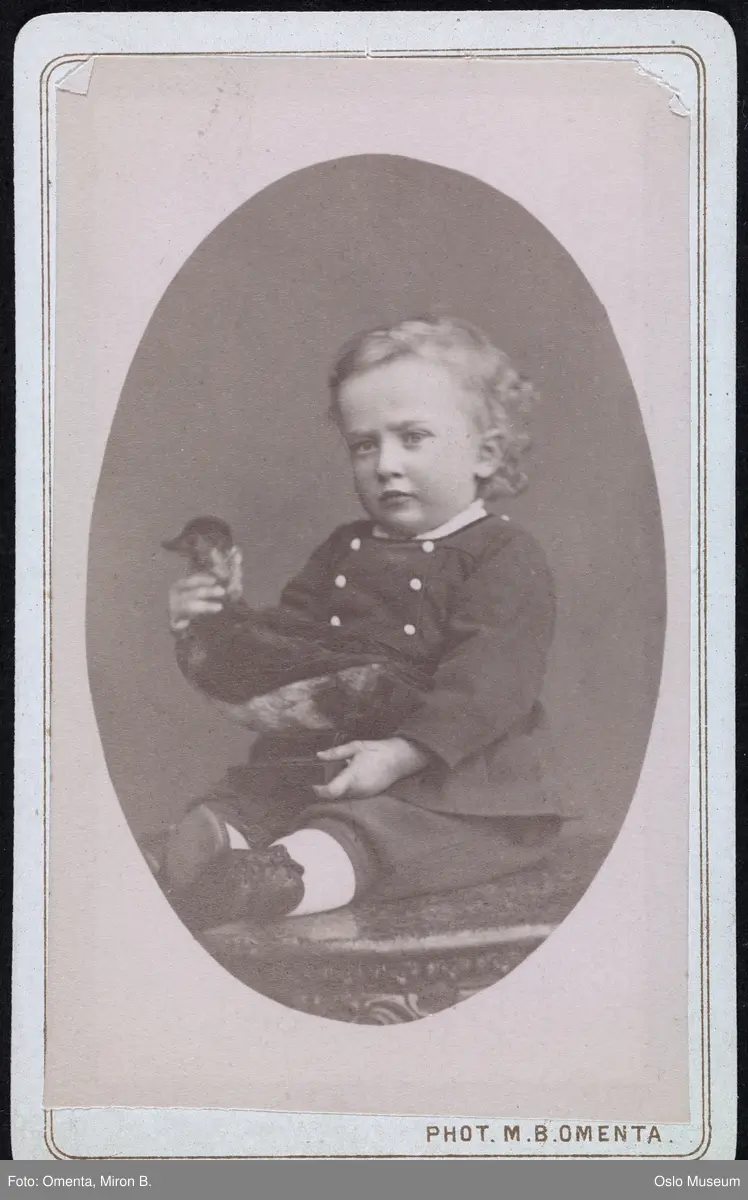 portrett, gutt, sittende helfigur, and