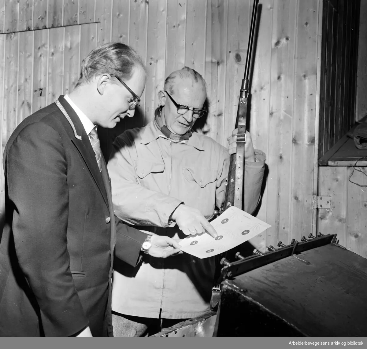 Stortorgets Gjæstgiveri har skytebane i kjelleren. Gutta fra garderoben, Thorleif Johansson og Trygve Thorstensen kontrollerer skivene. Januar 1959