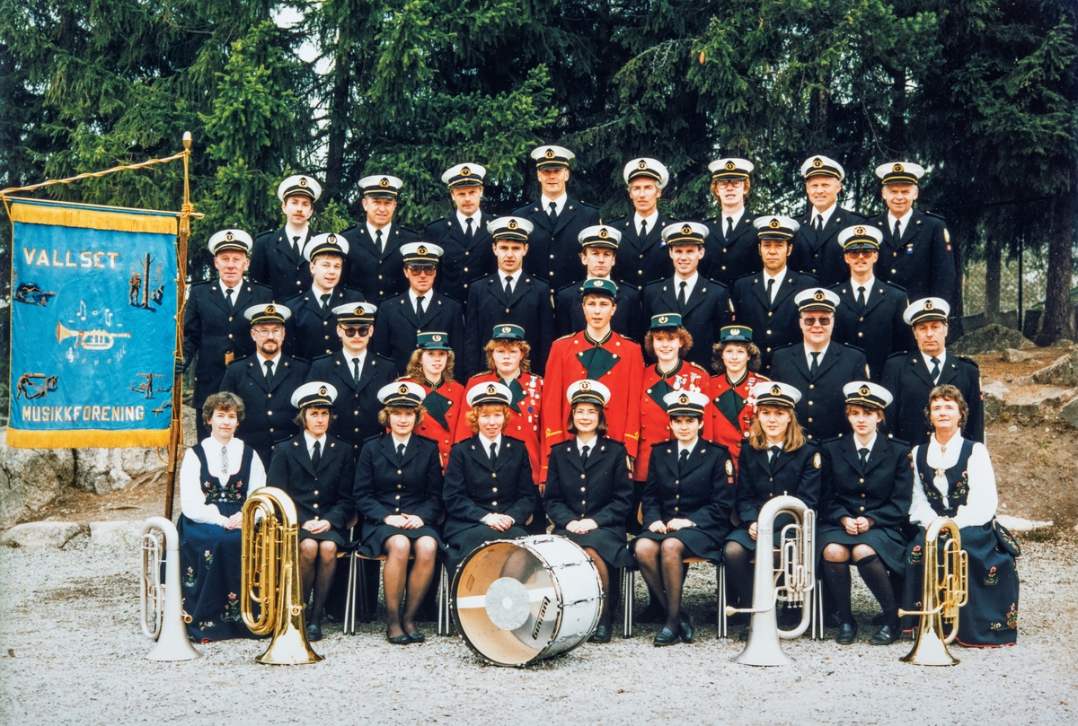 Korpsbilde, Vallset musikkforening 1988. Arne Frydenlund ved fanen.
1. rekke fra venstre: Randi Bakstad, fanevakt, Solveig Prestaasen, Ragnhild Skogsrud, Eli Mæhlum, Fride Skogsrud, Kari Brynjulfsrud, Lene Svingen, Ingvild Brynjulfsrud, Magnhild Lersveen, fanevakt.
2. rekke fra venstre: Paul Olav Fallet, Morten Sand, Asta Kristin Holen, Laila Nilsen, Reidar Haugsrud, Sigrun Fallet, Sissel Berg, Jan Arne Berg, Erik Dagfinrud.
3. rekke fra venstre: Arne Frydenlund, fanebærer, Ola Haugsrud, Ola Even Engen, 
Sigurd Hagen, Øystein Mæhlum, Georg Lersveen, John Ola Prestaasen.
4. rekke fra venstre: Arnfinn Rasmussen, Frank Sundquist, Jan Lundsbakken, Even Haugsrud, Erik Bakstad, Thor Ola Engen, Sverre Bjørndalen, Olaf Bjørndalen.