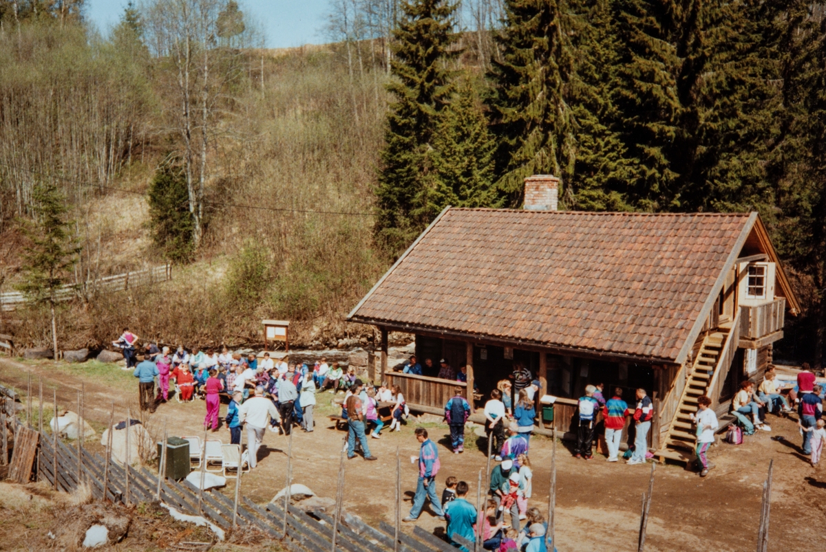 Fra Kvernstua i Vallset. Kvennstugua i Vallset på 90-tallet.