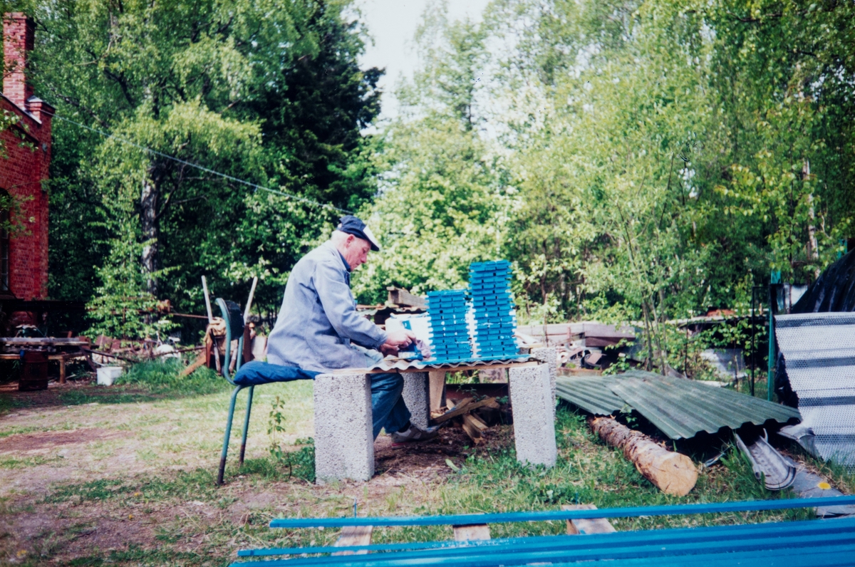 Arne Frydenlund maler blå merker til merking ar turstiene i Vallset. Vallset kulturstier.
Produksjon av turstimerker for Vallset kulturstier, ca 1995. I Fosselva 1 i Vallset.