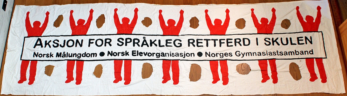 Banner frå arkivet til Norsk Målungdom. På banneret står teksten: "Aksjon for språkleg rettferd i skulen. Norsk Målungdom, Norsk Elevorganisasjon, Norges Gymnasiastsamband". Banneret har vore i bruk under ein aksjon for Norsk Målungdom.