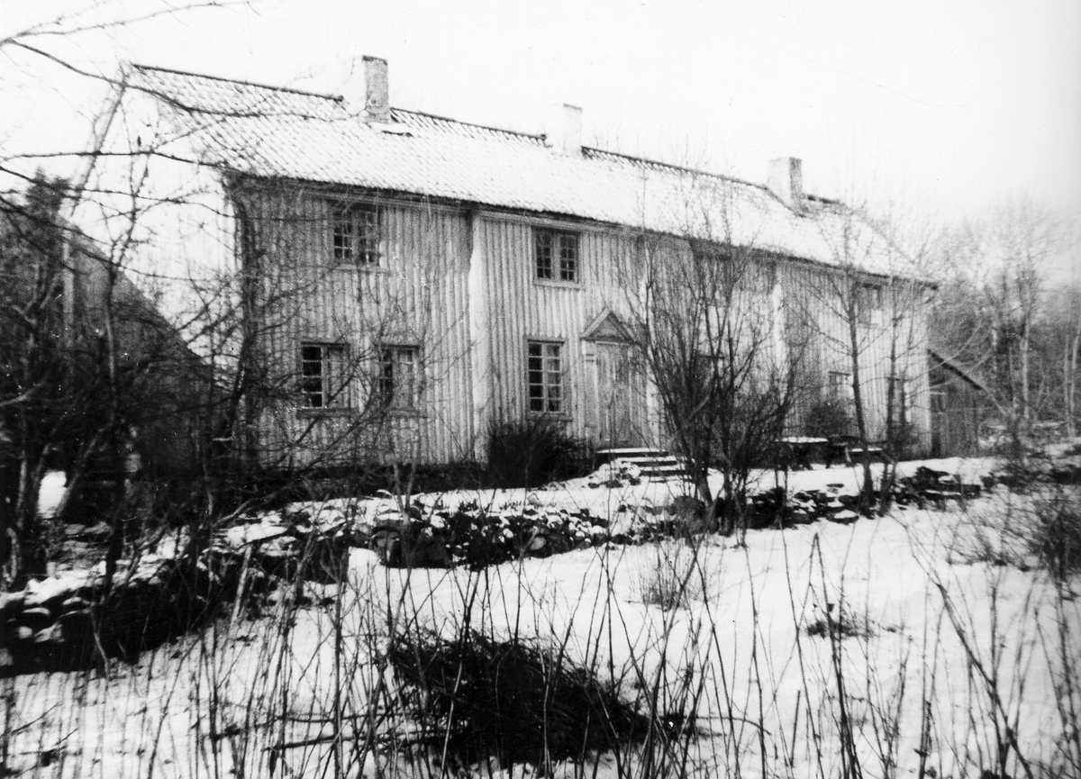 Onsala sn. Stora Lyngås. Lantgård.
Manbyggnaden är byggd på 1700-talet, t.v. statarlänga.