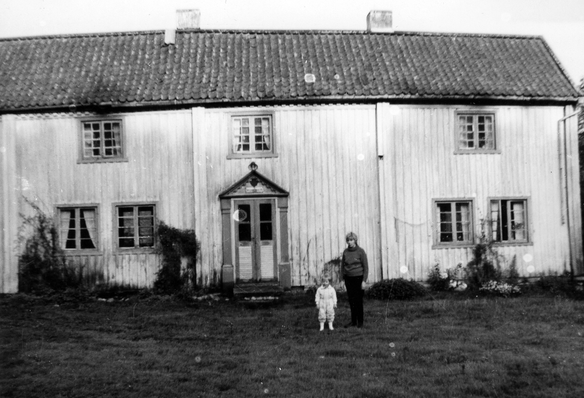 Onsala sn. Stora Lyngås. Lantgård.
Manbyggnaden är byggd på 1700-talet, t.v. statarlänga.