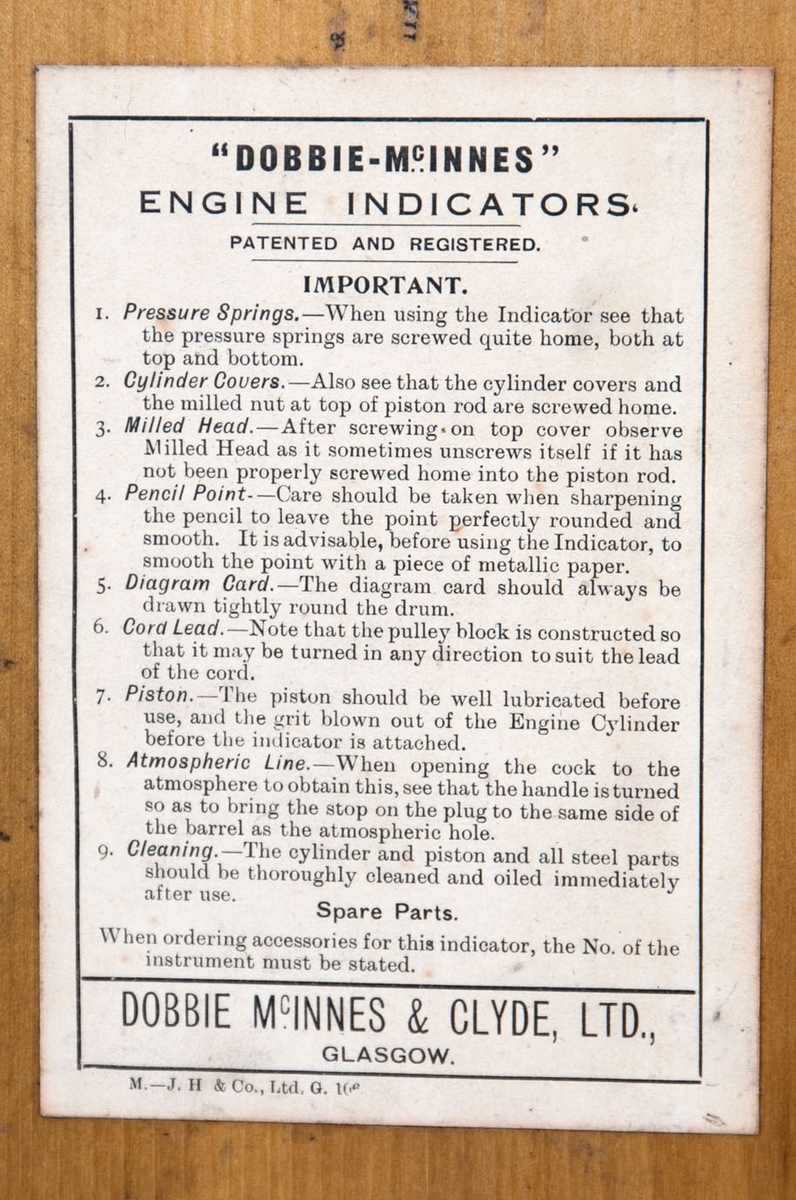Maskinindikator.  Indikatoren er festet til ene kortsiden av trekasse og vippes ut ved bruk. Kassen har lokk med hengsler, innvendig hengslet plate til romavdeler og oppbevaringsfester for løse deler. 