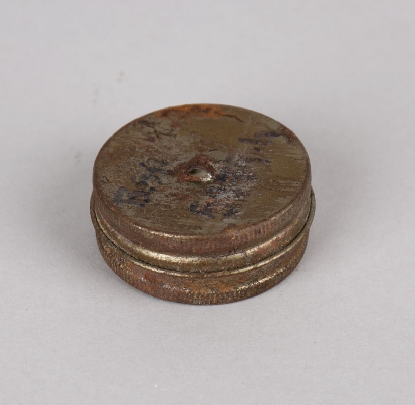 Runde metallbokser til pusseklut. Boksen er rustet fast og ikke mulig å åpne.