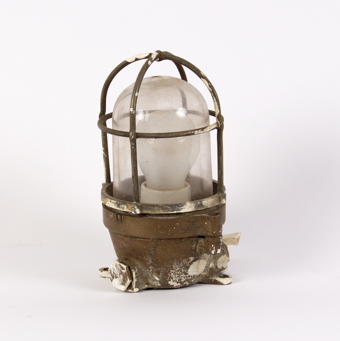 Lampe fra stålbark STATSRAAD LEHMKUHL. Rund elektrisk lampe med glasskuppel med beskyttelsesgitter.