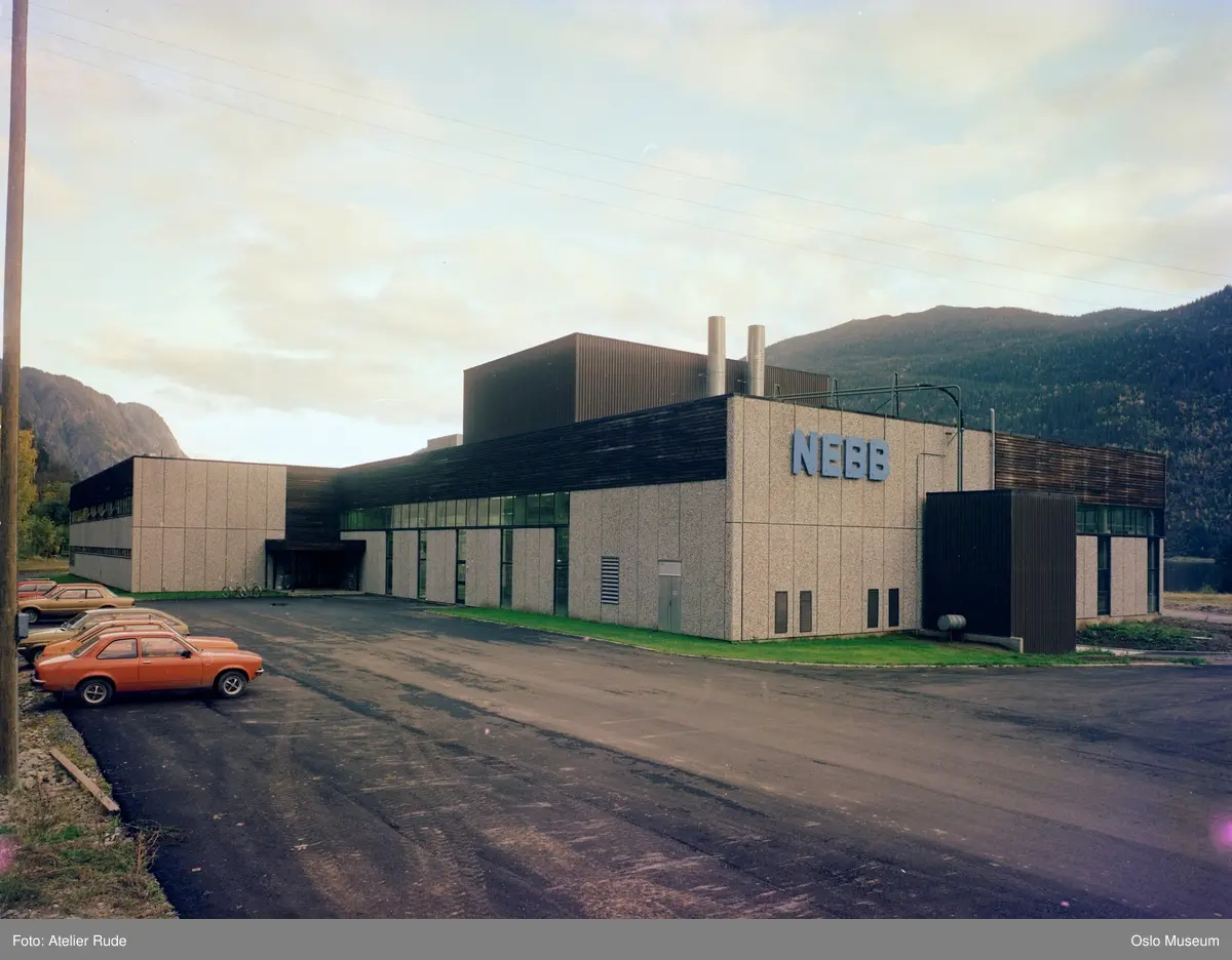 Norsk Elektrisk & Brown Boveri (NEBB), parkeringsplass, biler, fabrikkbygning, ås, skog