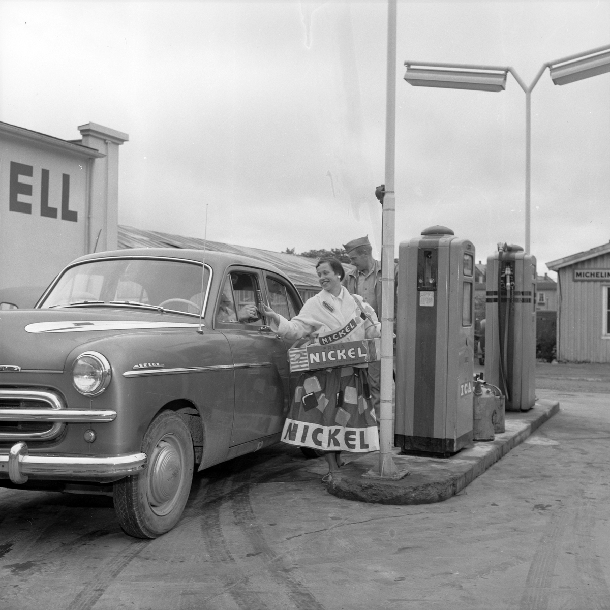 Reklame for Nickel Fruktdrops ved Shell Bilpark og bensinstasjon i Elgeseter gate
