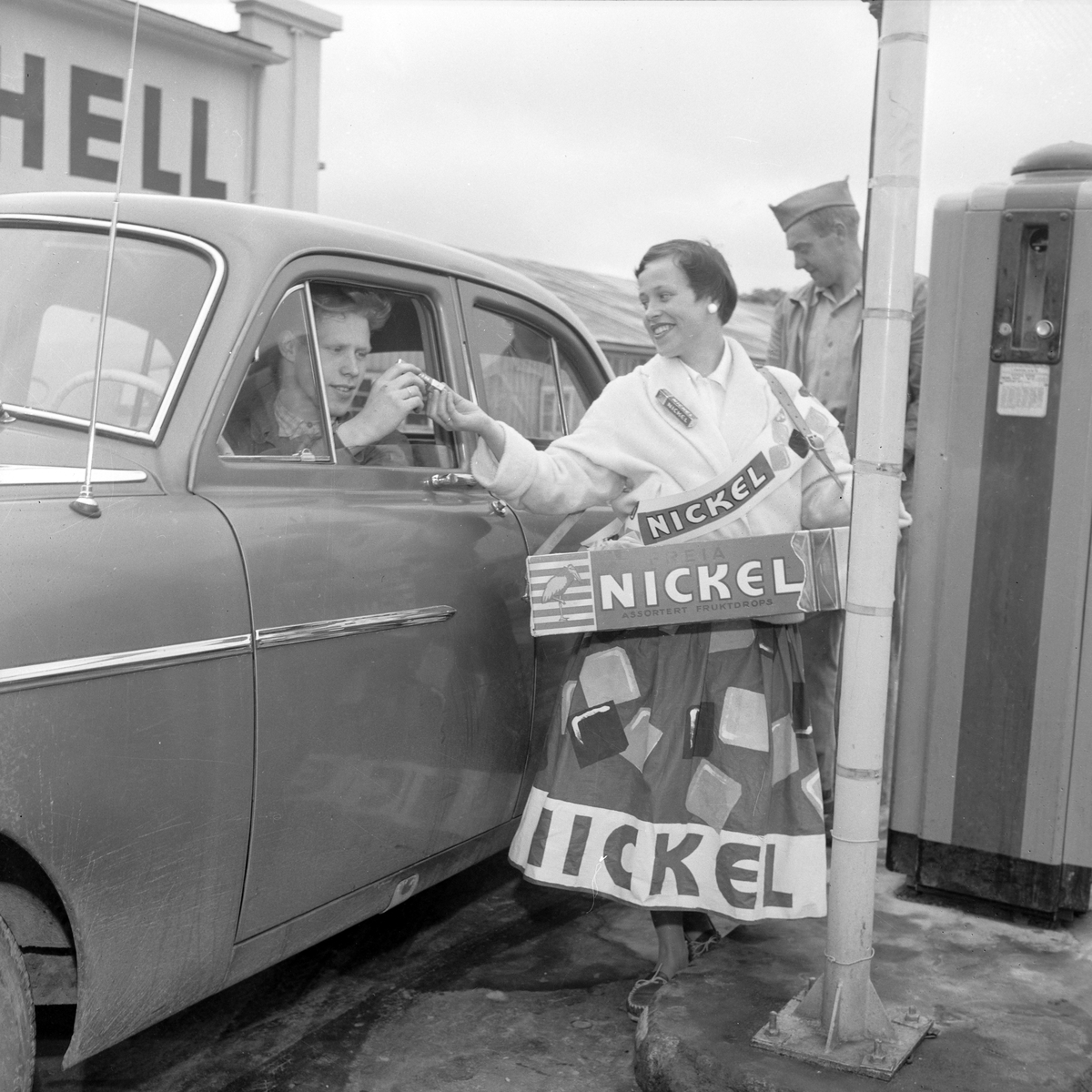 Reklame for Nickel Fruktdrops ved Shell Bilpark og bensinstasjon i Elgeseter gate