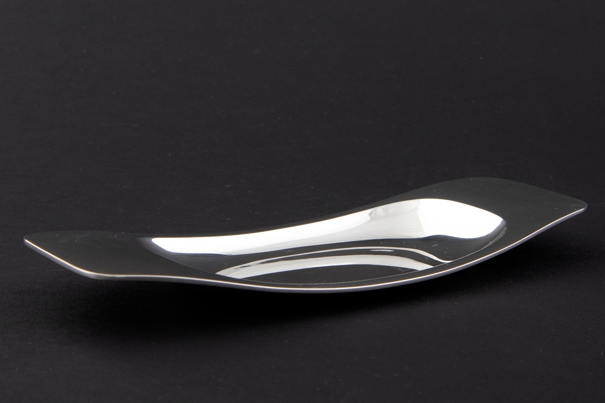 Rektangulær skål i sølv med mykt buede kanter og nedsenket midtparti.