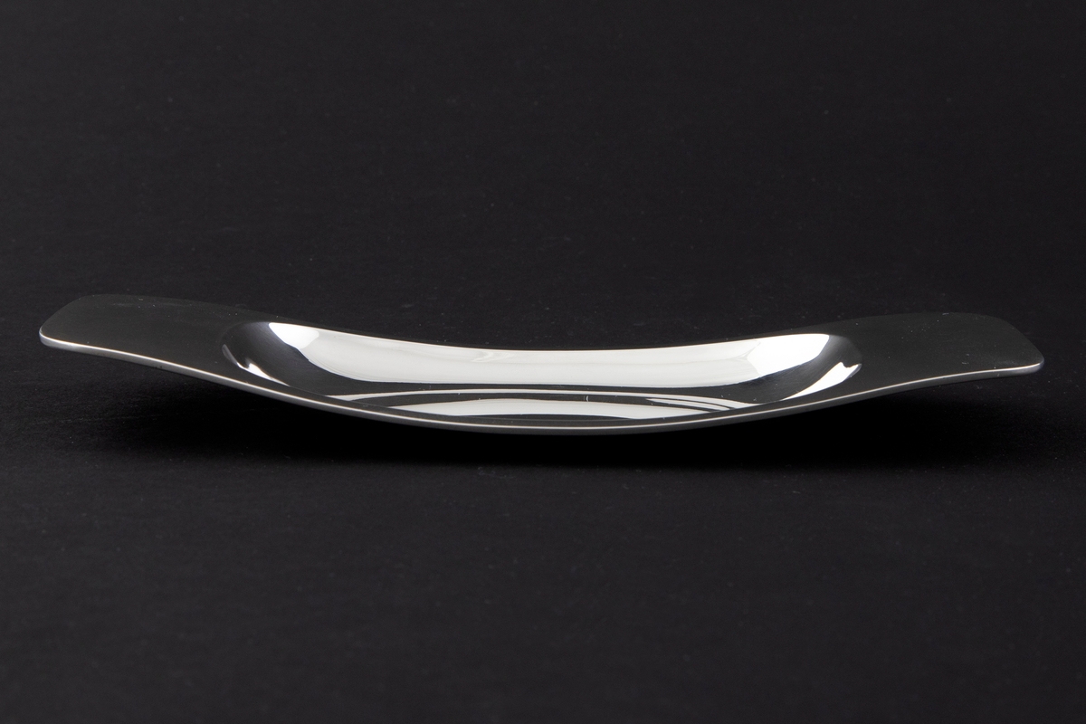 Rektangulær skål i sølv med mykt buede kanter og nedsenket midtparti.