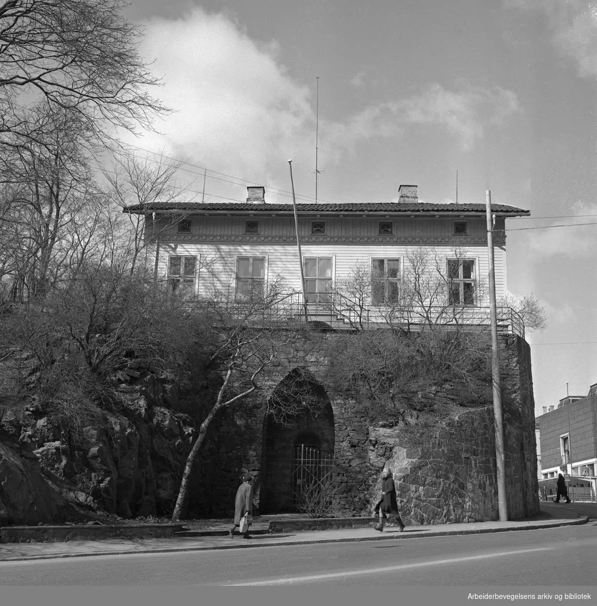 Grotten. Wergelandsveien 2. Slottsparken. 17. April 1969.