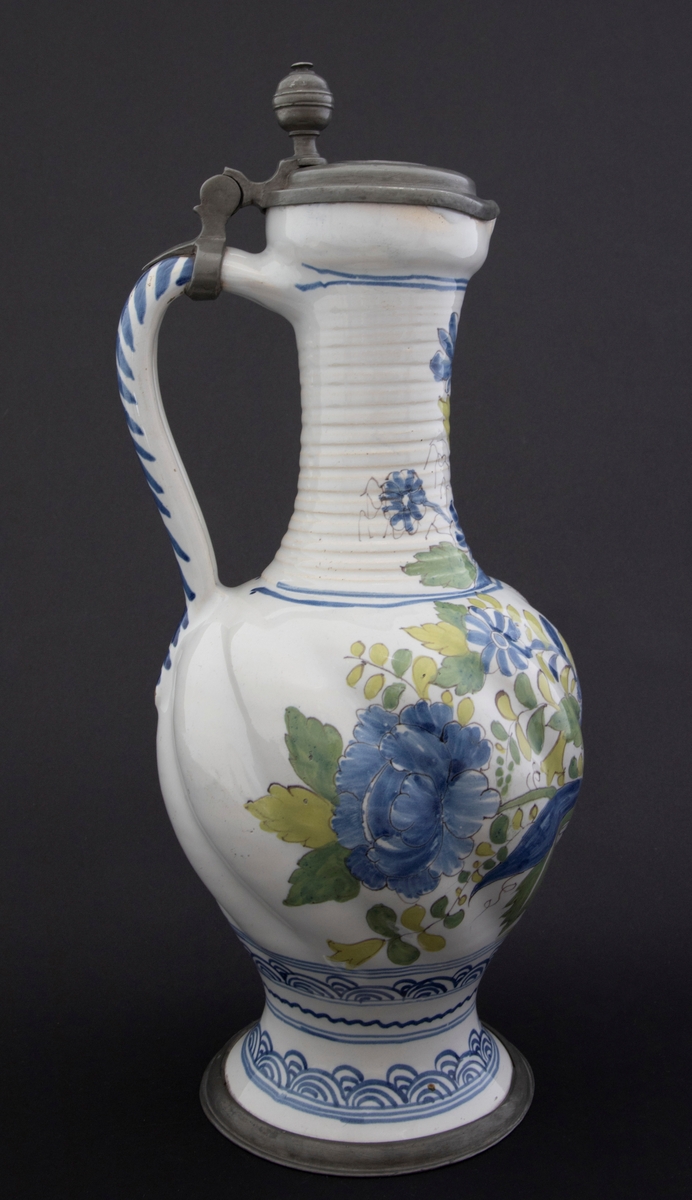 Polykrom blomsteroppsats på korpus og blomsterdekor på halsen. Asiatisk inspirert bølgemønster på foten. Myntavtrykk på lokket med portrett av Karl VII i profil og innskriften Carolus VII D. G. ROM. IMP. EMP. AVG. Dette er en forkortelse for Carolus VII. Dei Gratia Romanorum Imperator Semper Augustus.