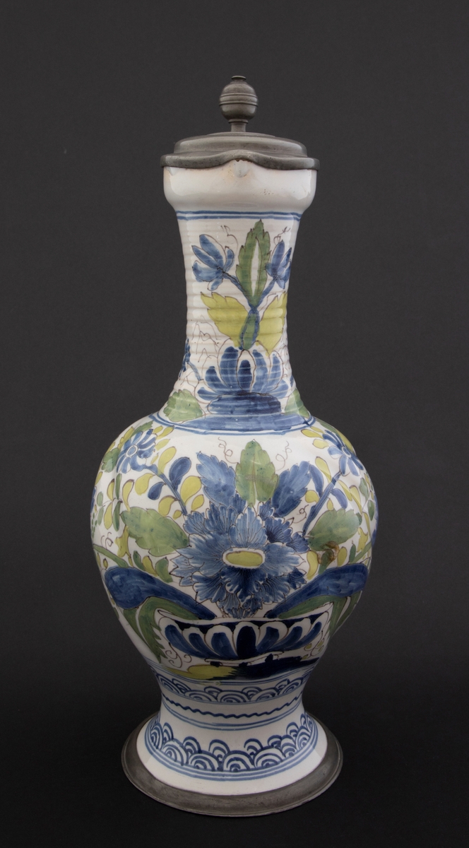 Polykrom blomsteroppsats på korpus og blomsterdekor på halsen. Asiatisk inspirert bølgemønster på foten. Myntavtrykk på lokket med portrett av Karl VII i profil og innskriften Carolus VII D. G. ROM. IMP. EMP. AVG. Dette er en forkortelse for Carolus VII. Dei Gratia Romanorum Imperator Semper Augustus.