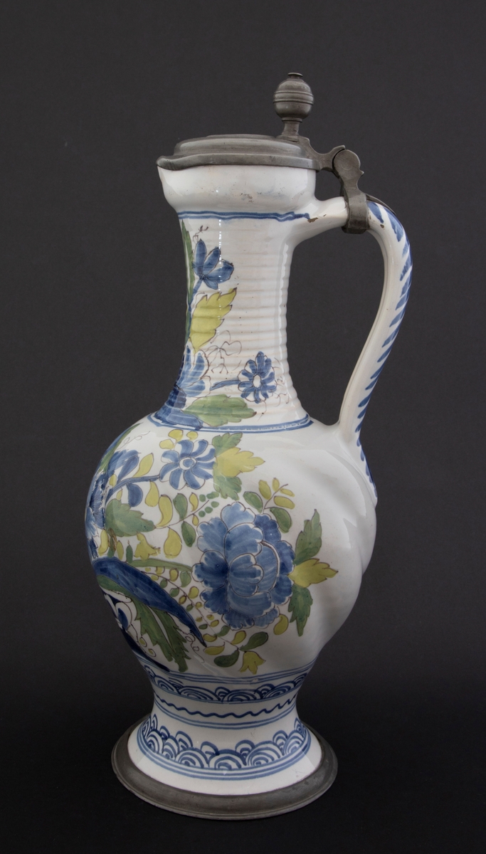 Polykrom blomsteroppsats på korpus og blomsterdekor på halsen. Asiatisk inspirert bølgemønster på foten. Myntavtrykk på lokket med portrett av Karl VII i profil og innskriften Carolus VII D. G. ROM. IMP. EMP. AVG. Dette er en forkortelse for Carolus VII. Dei Gratia Romanorum Imperator Semper Augustus.