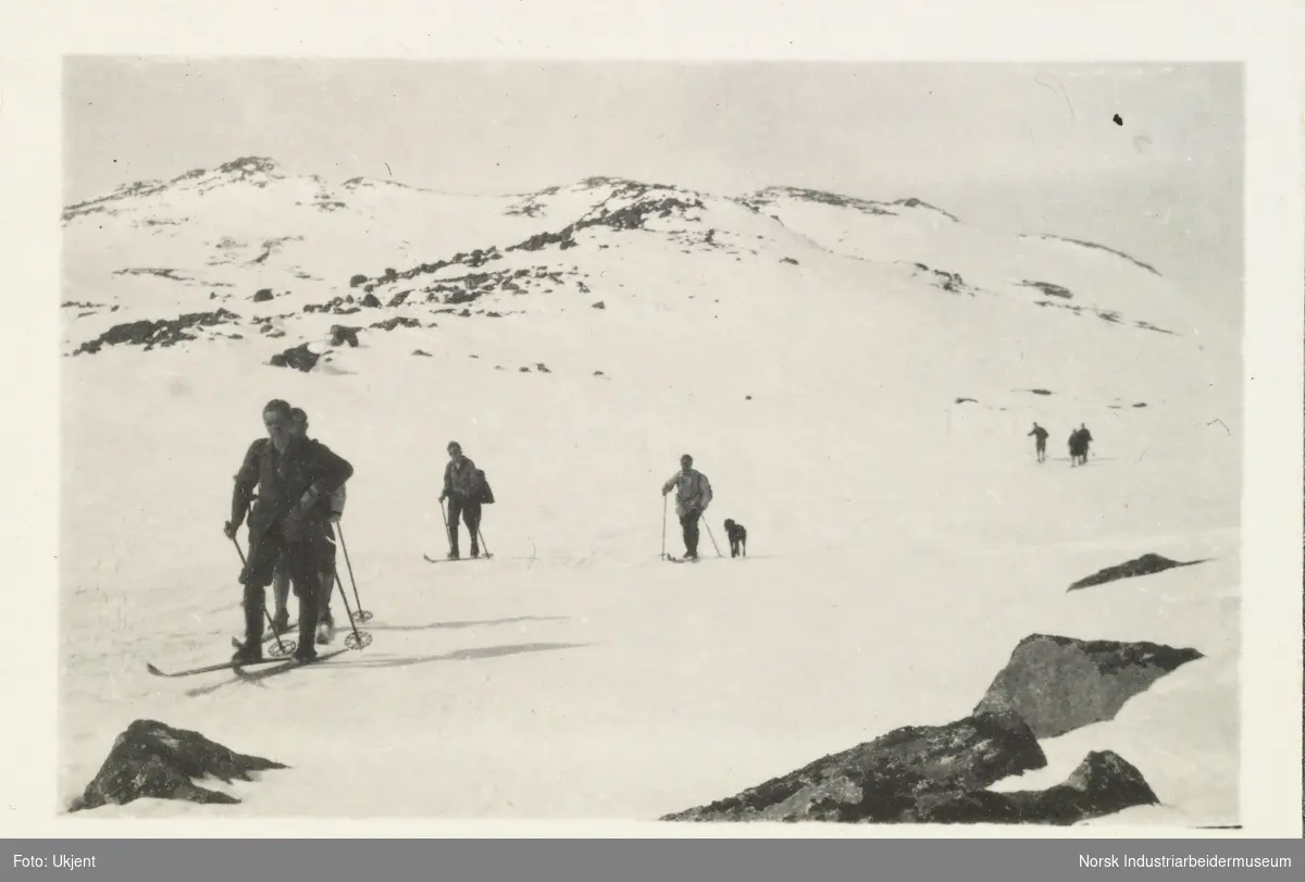 Påsken 1925 på Møsstrond. Mennesker og hund på skitur i snødekt fjellandskap