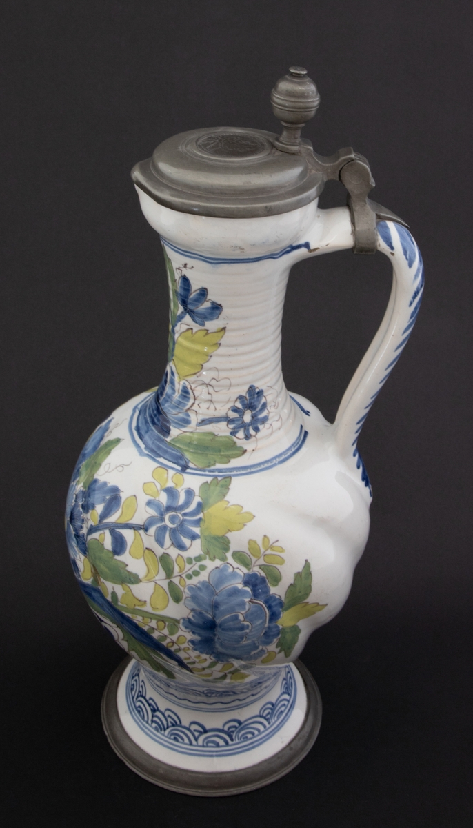 Polykrom blomsteroppsats på korpus og blomsterdekor på halsen. Asiatisk inspirert bølgemønster på foten. Myntavtrykk på lokket med portrett av Karl VII i profil og innskriften Carolus VII D. G. ROM. IMP. EMP. AVG. Dette er en forkortelse for Carolus VII. Dei Gratia Romanorum Imperator Semper Augustus.