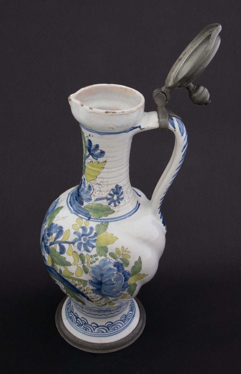 Polykrom blomsteroppsats på korpus og blomsterdekor på halsen. Asiatisk inspirert bølgemønster på foten. Myntavtrykk på lokket med portrett av Karl VII i profil og innskriften Carolus VII D. G. ROM. IMP. EMP. AVG. Dette er en forkortelse for Carolus VII. Dei Gratia Romanorum Imperator Semper Augustus.