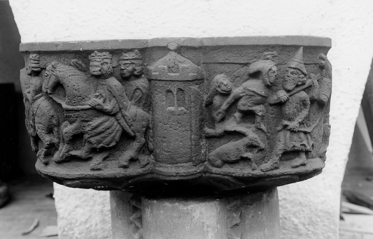 Okome sn. Okome kyrka. Medeltida dopfunt.