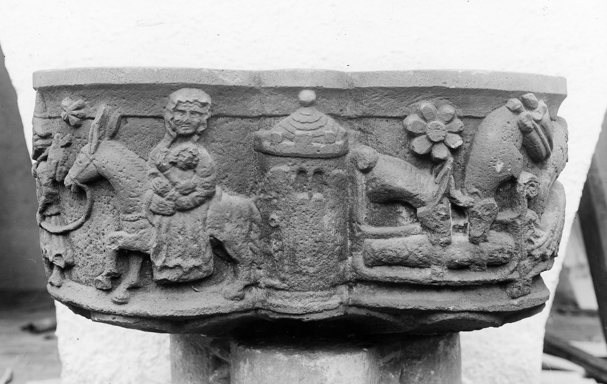 Okome sn. Okome kyrka. Medeltida dopfunt.