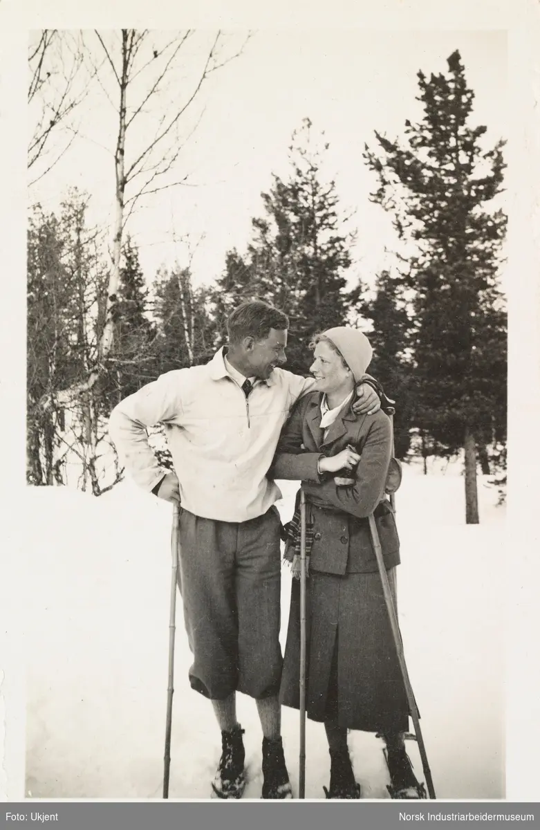 Fagerli, påsken 1931. Mann holder rundt kvinne ute i snøen mens de har på langrennski. De begge er iført skiklær.