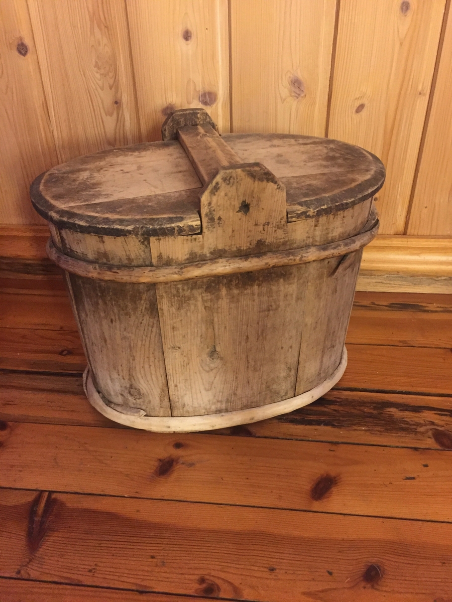 Holk med lok. Trekvit,med rester av brunmåling. Lagga med tregjorder
