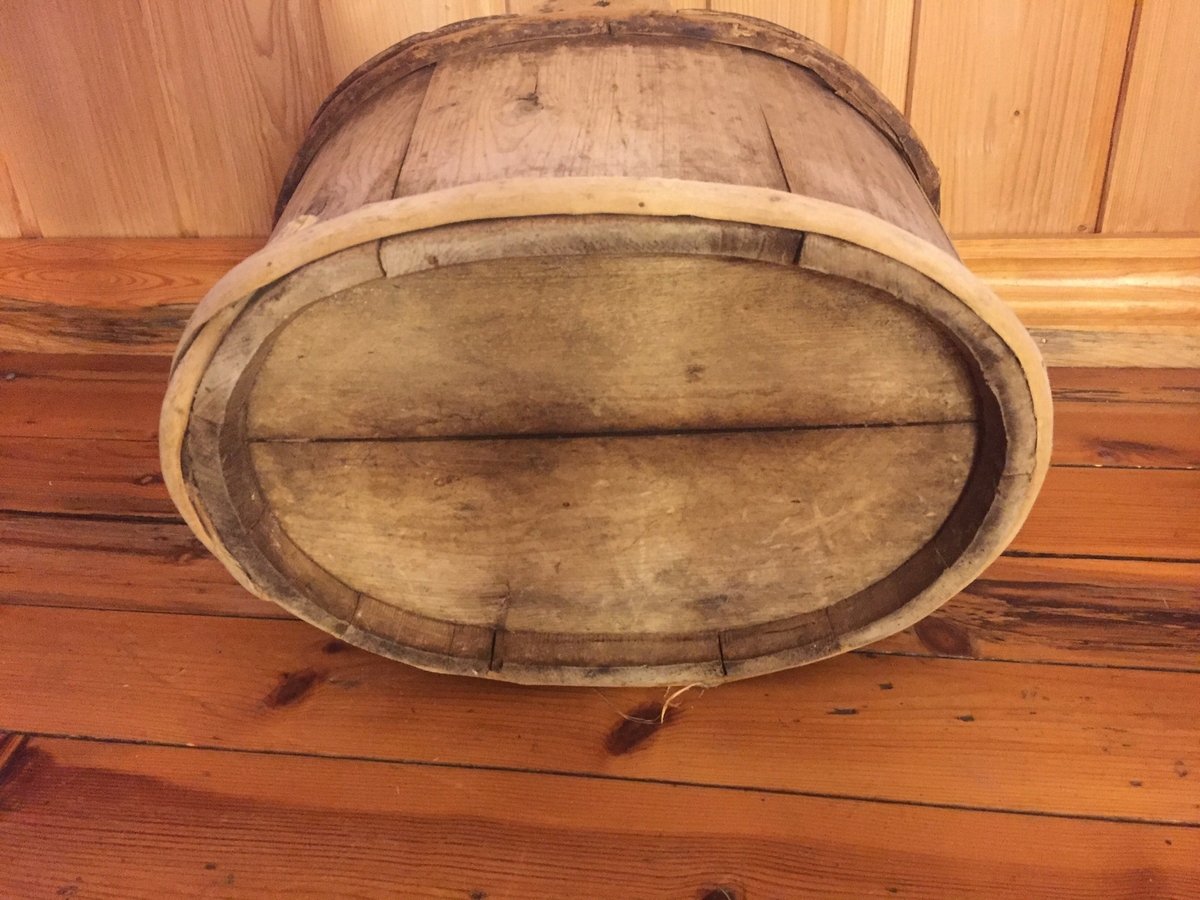 Holk med lok. Trekvit,med rester av brunmåling. Lagga med tregjorder