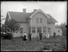 Familjen framför huset i Slottsbol