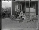 Oliver och Ida med grannbarnen Margit och Ingeborg Malmberg