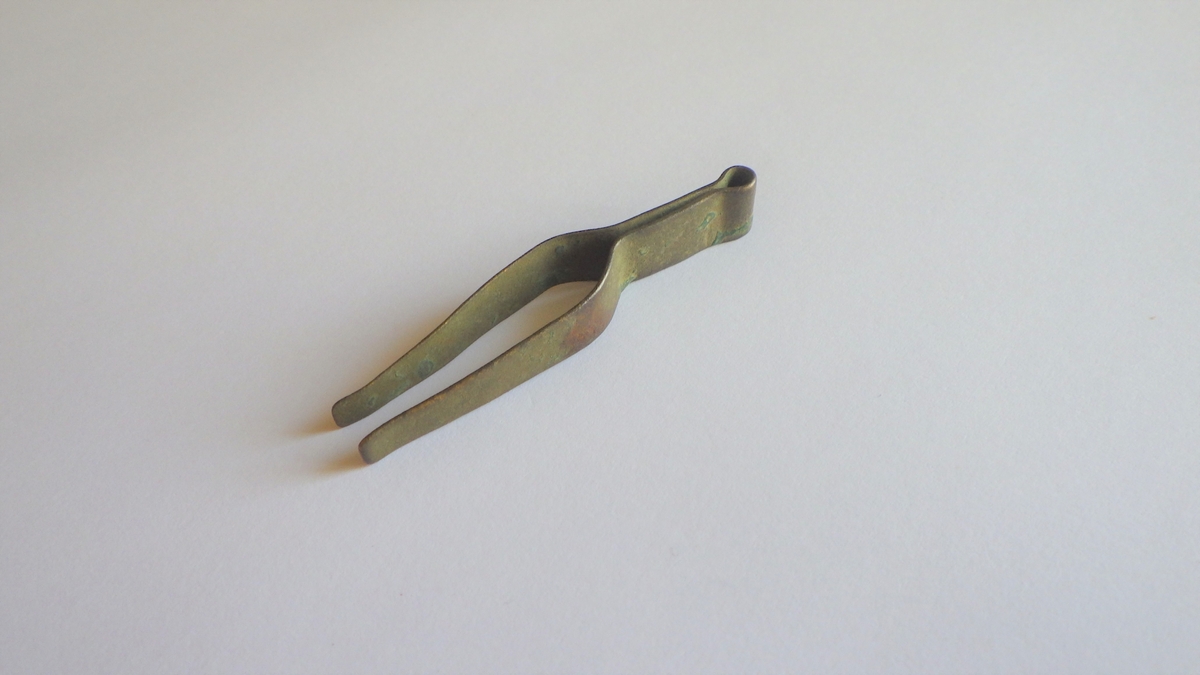 MÅL: L. 57, ST. B. 8, 5, M. B. 4, 9 MM, STØPT - GODT BEVART. BÅNDFORMET - UTEN DEKOR.