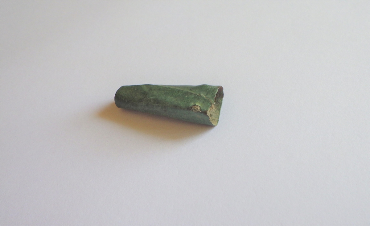 MALV: L. 30, 5, ST. D. 12, M. D. 9, 5 MM, FORM SOM AVKORTET KJEGLE. FORMET AV EN PLATE SOM ERBRETTET OVER HVERANDRE. 2 HULL FOR FESTE. 