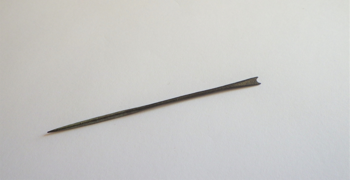 MALV: L. 74  DIAM. 1, 6 MM, NÅLEN UTFLATET I ØYEENDEN OG HAR TREKANTET TVERRSNITTI DEN ANDRE (SPISSENDEN). SELVE ØYET ER AVBRUKKET? - ELLER ER DETTE EN"RISSE"-NÅL?