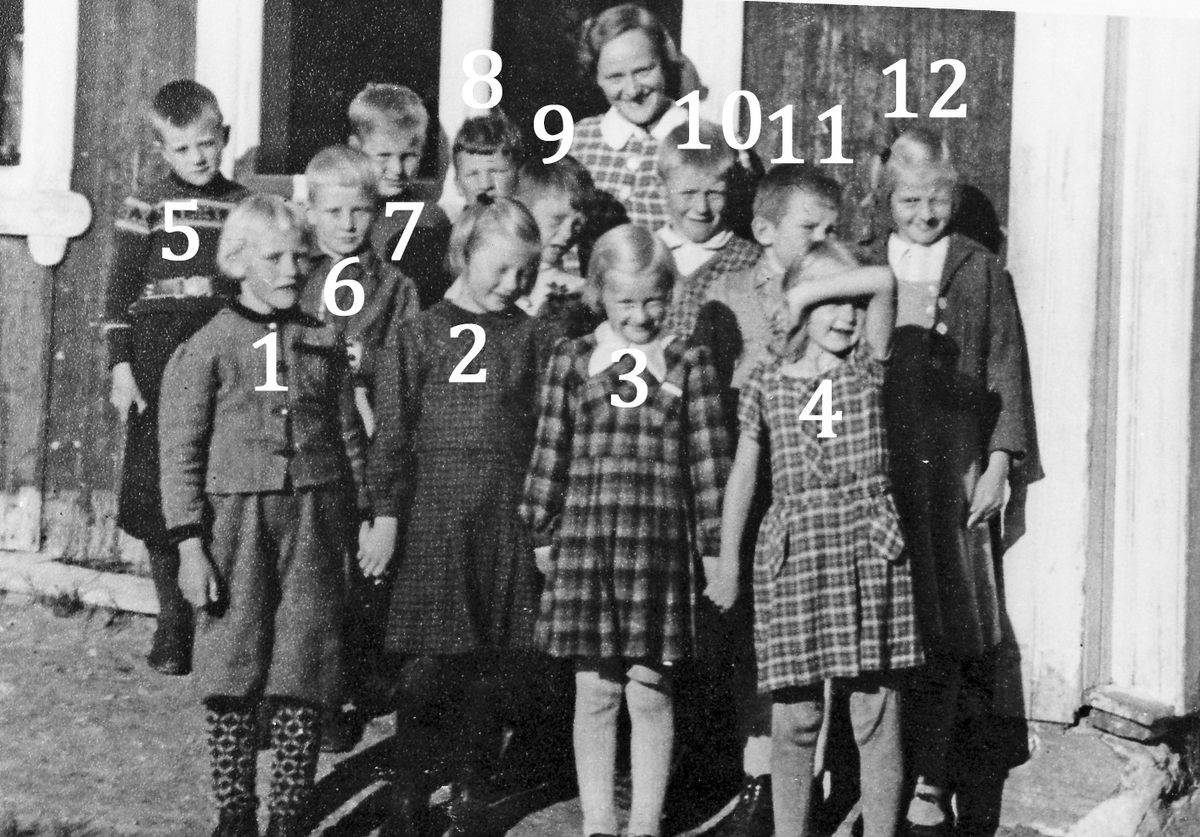 Gruppebilde, personer, klær, bygning. 