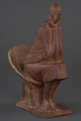 Kvinne i kurvstol [Terracottafigur]