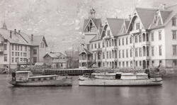 Båtane Fønix og Fix framføre Grand Hotel og Hotel Hardanger.