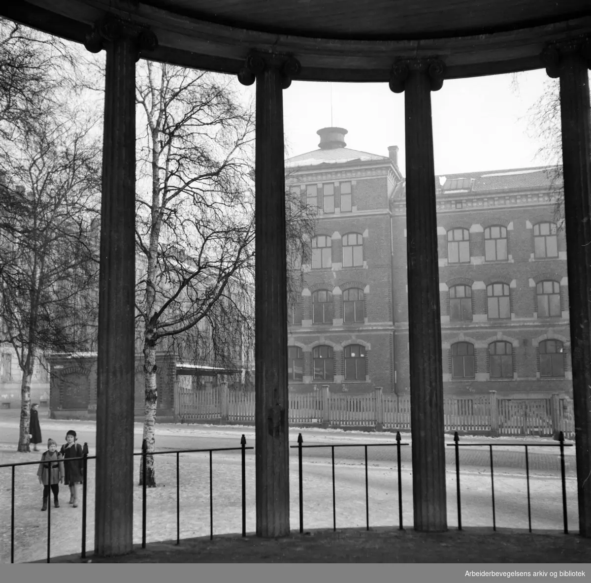 Musikkpaviljongen i Birkelunden. Grünerløkka skole. Januar 1953.