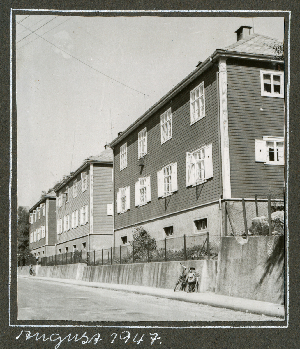 Hus ved "veien" i Tyssedal, august 1947