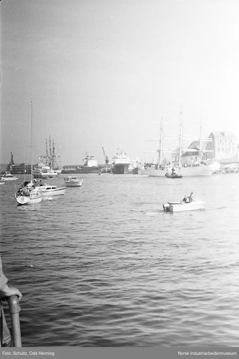 Skoleskip ved bryggen, og andre småbåter.