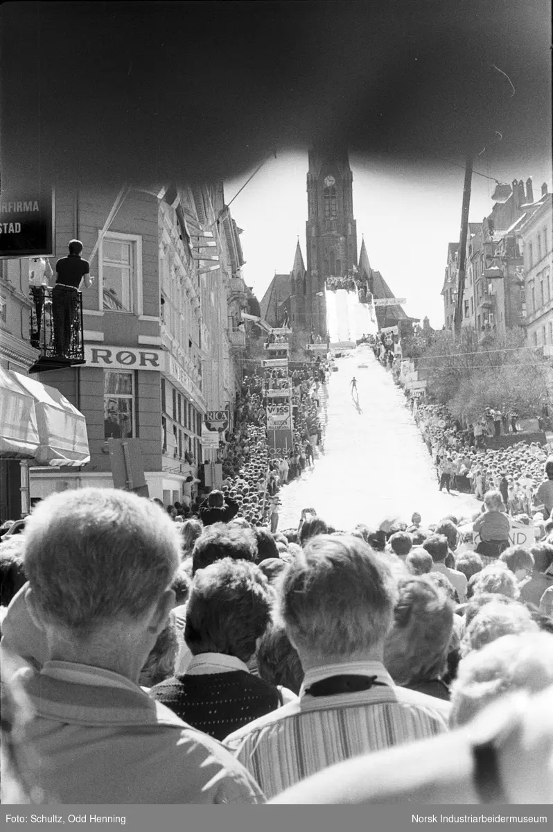 Skirenn i Johanneskirkebakken. Mange mennesker har møtt opp for å få med seg begivenheten.